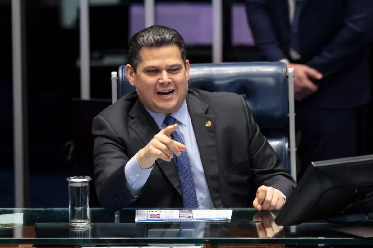 Alcolumbre encaminha PEC do fim da escala 6x1 para comissão do Senado