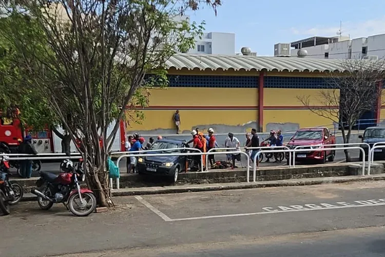 Carro fica pendurado sobre canal após acidente na feira livre de Guanambi