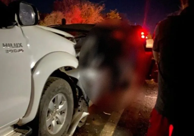 Colisão frontal entre caminhonete e carro de passeio deixa um morto na BR-122, em Pindaí