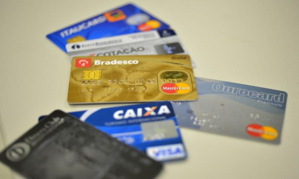 Juros para quem atrasar pagamento da fatura do cartão de crédito não poderão ultrapassar dívida original