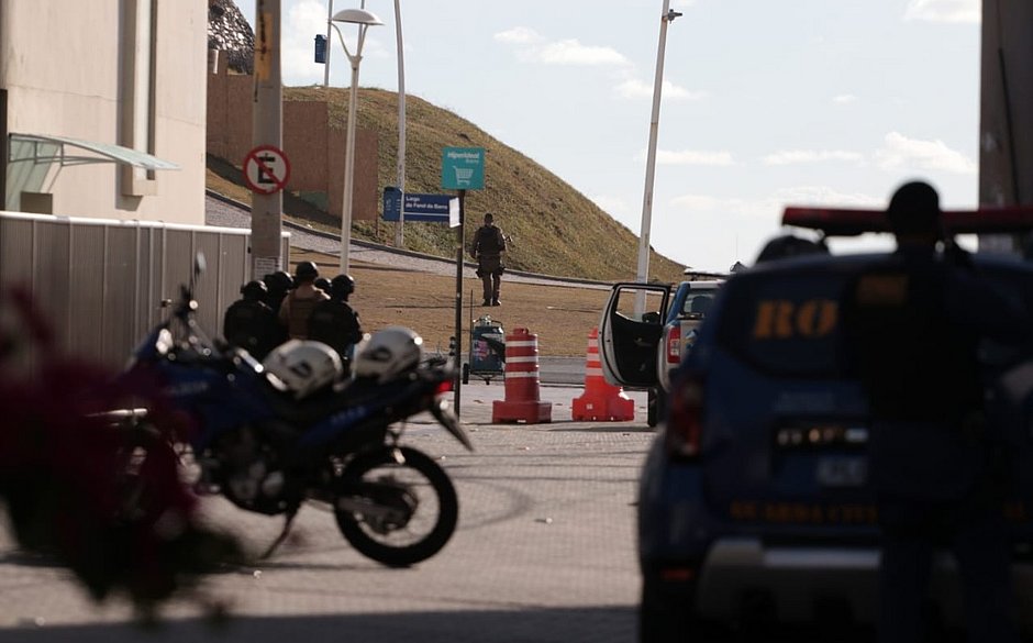 Policial Militar tem surto e efetua diversos disparos para cima no Farol da Barra, em Salvador