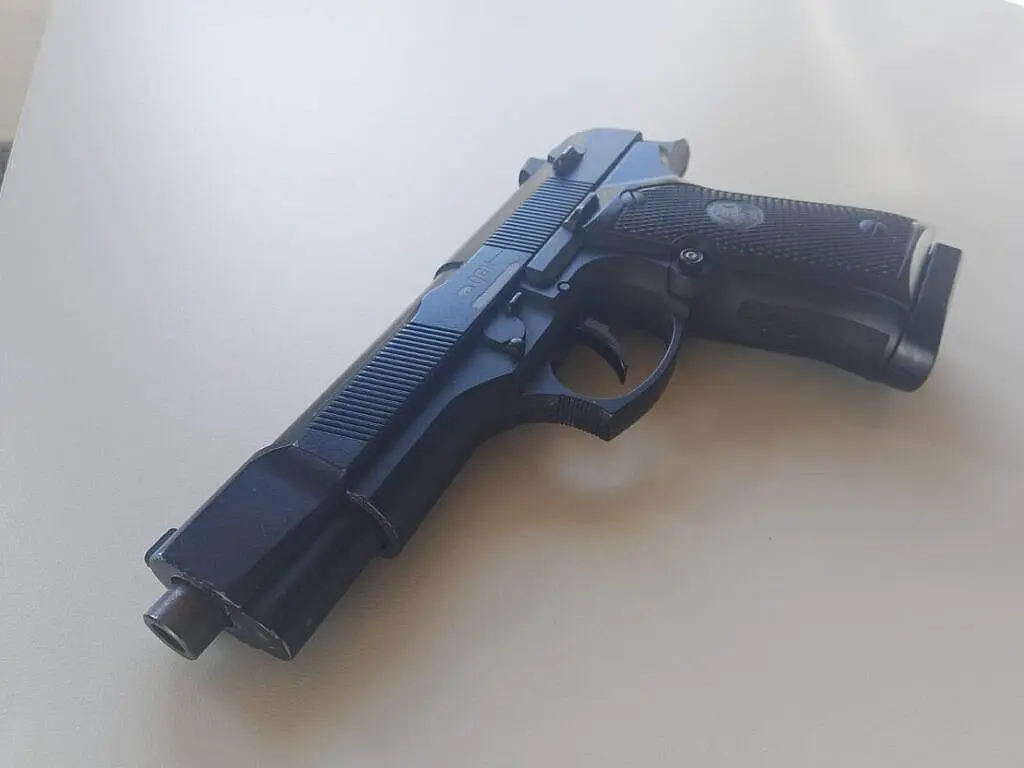 PM age após denúncia e apreende réplica de arma em escola de Licínio de Almeida