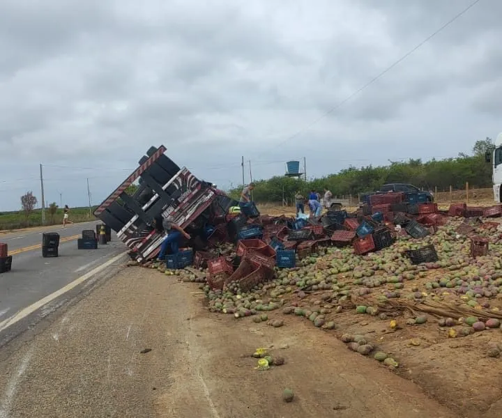 Caminhão carregado com mangas tomba na BR-030 em Caetité