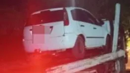 Carro abandonado é removido às margens da BA-938, em Guanambi