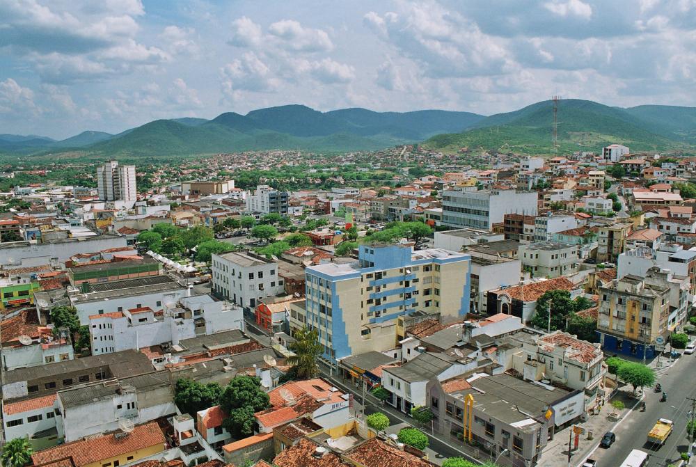 Bebê com cordão umbilical é abandonada dentro de sacola plástica em cidade do sudoeste