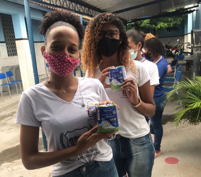 Governo da Bahia começa a distribuir absorventes para estudantes da rede pública