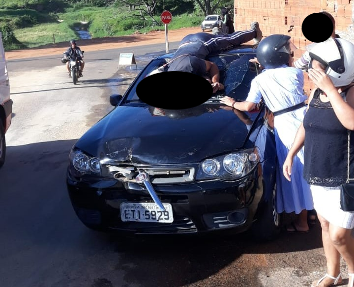 Caetité: Motociclista é jogado em cima de teto do carro após colisão frontal