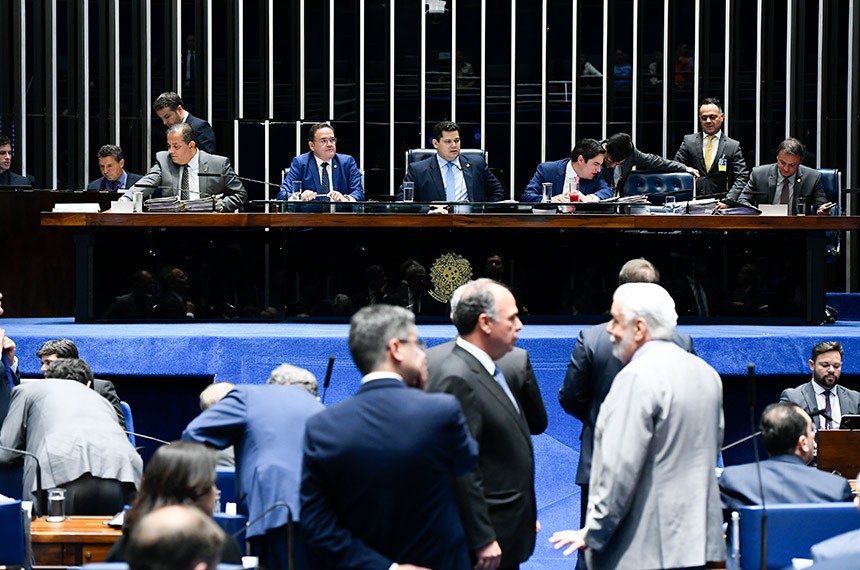 Senado aprova divisão de recursos de leilões do petróleo com Estados e municípios