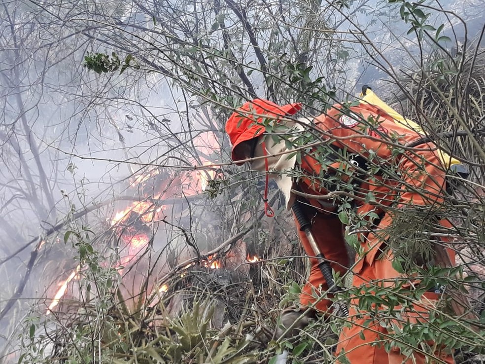 Incêndio de grandes proporções atinge área entre as cidades de Rio de Contas e Livramento de Nossa Senhora