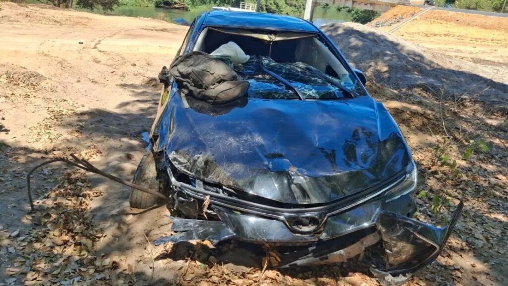 Carro cai em rio após motorista tentar evitar colisão em ponte na divisa da Bahia com Minas