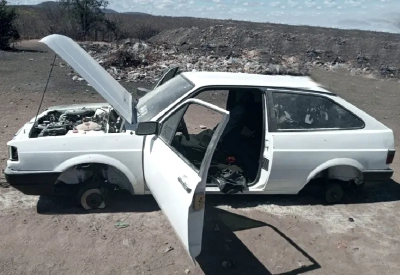 Carro furtado em Caetité é encontrado sendo desmanchado em lixão de Tanhaçu