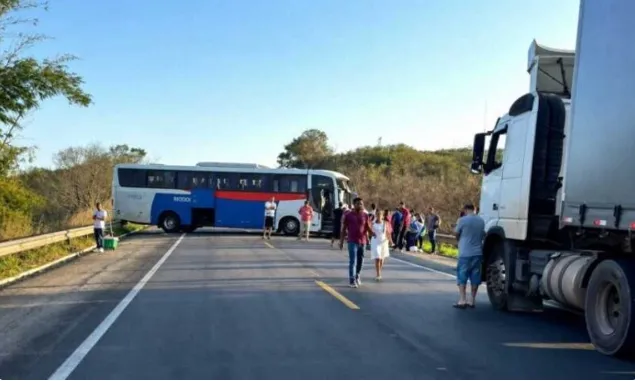 Colisão entre carro e ônibus deixa um morto na BR‑116, em Vitória da Conquista 