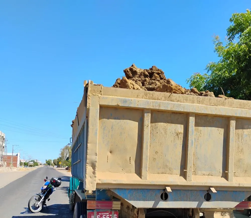 Motorista de caçamba desrespeita regra e é autuado em Guanambi