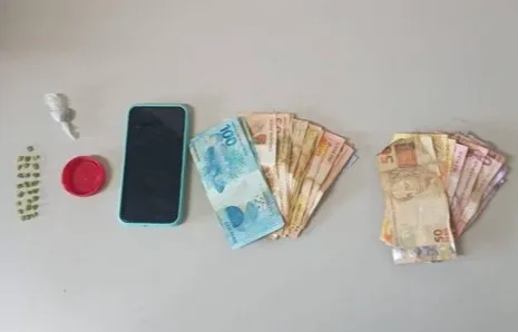 Polícia apreende 25 pedras de crack durante abordagem em Guanambi
