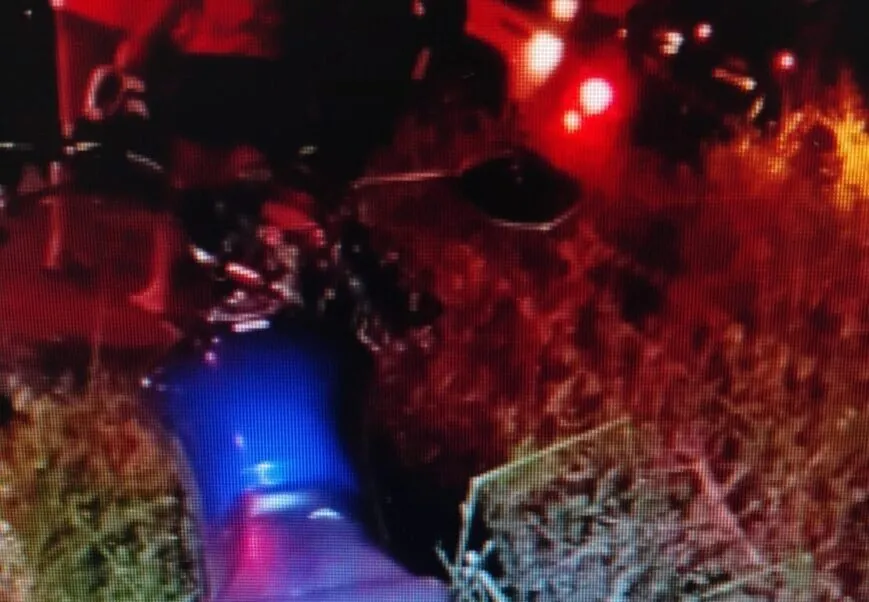 Casal fica gravemente ferido após moto bater na traseira de pá carregadeira em Guanambi