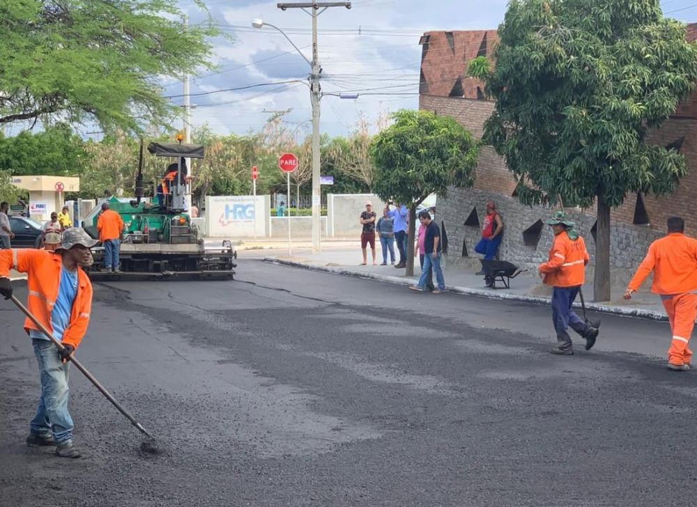 Guanambi: Ações da gestão municipal levam pavimentação aos bairros da cidade