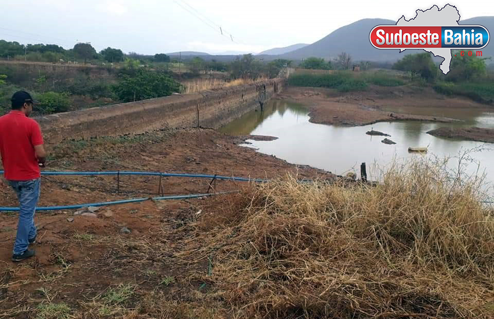 População convive com falta d'água em Rio do Pires; moradores alegam estar recebendo água salobra da Embasa 