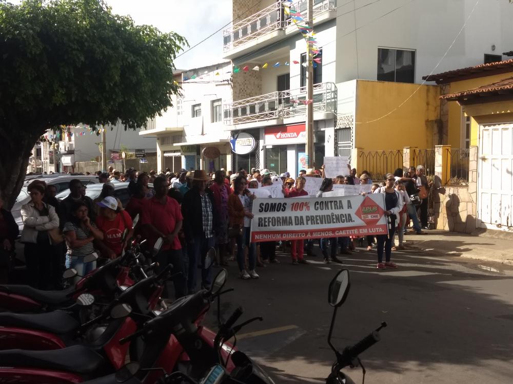 Caetité: trabalhadores de diversas atividades aderem a greve geral e fazem manifestação