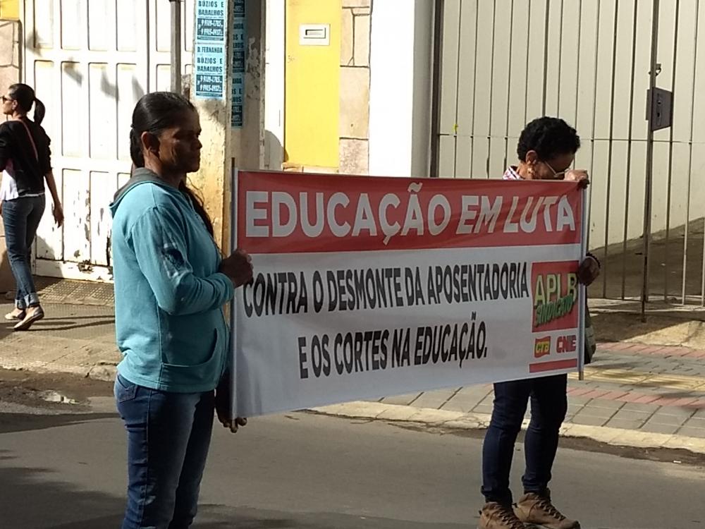 Caetité: trabalhadores de diversas atividades aderem a greve geral e fazem manifestação