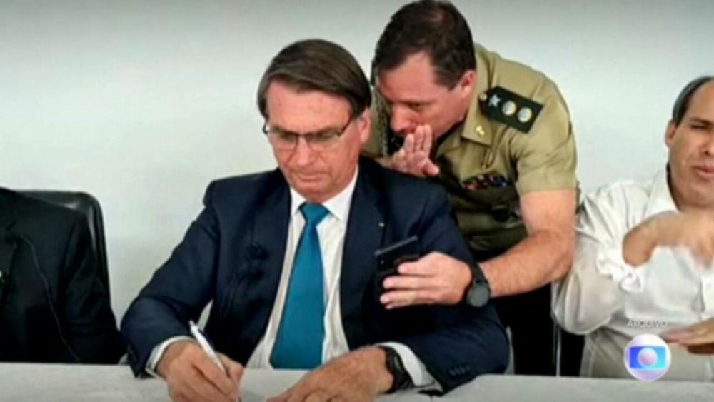 Mensagens pedindo intervenção militar são encontradas em celular de Mauro Cid