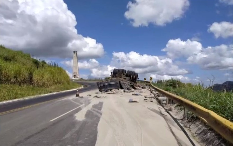 Caminhão que transportava cimento tomba na Serra do Marçal