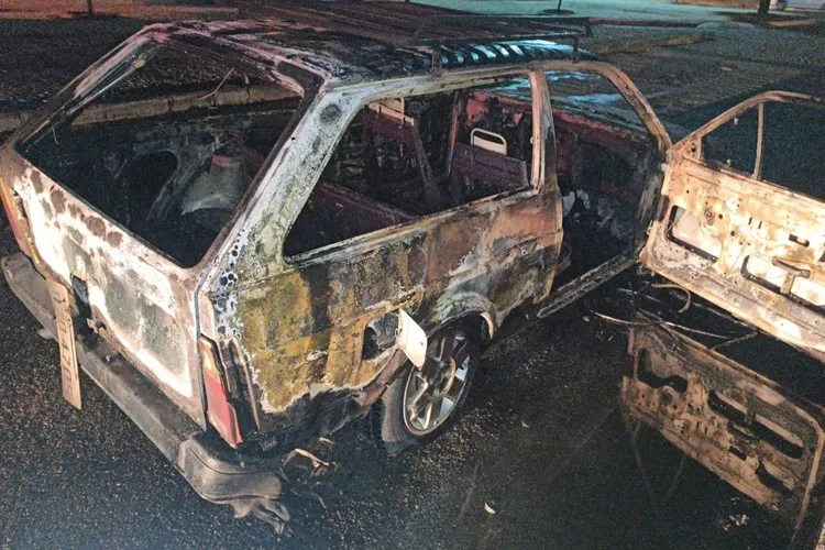 Idoso incendeia o próprio carro em frente a hospital em Guanambi