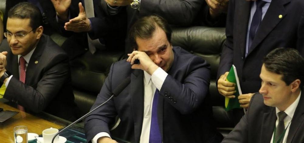 Maia ignora Bolsonaro, critica ataques e comemora reforma da Previdência