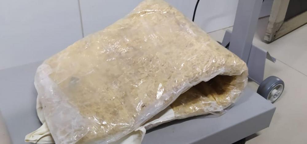 Mulher é presa durante abordagem a ônibus interestadual levando 5 kg de cocaína