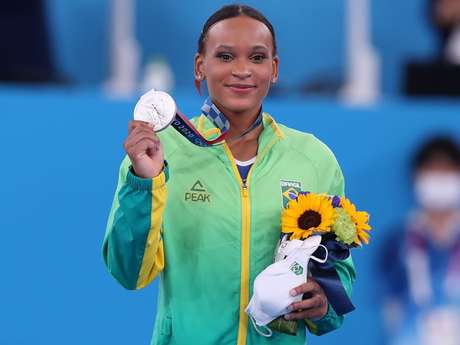 Rebeca Andrade conquista prata e a primeira medalha da ginástica feminina
