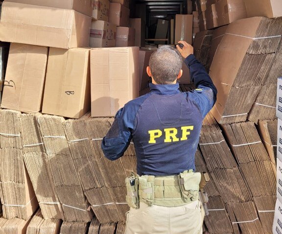 PRF apreende 750 mil maços de cigarros contrabandeados em Urandi