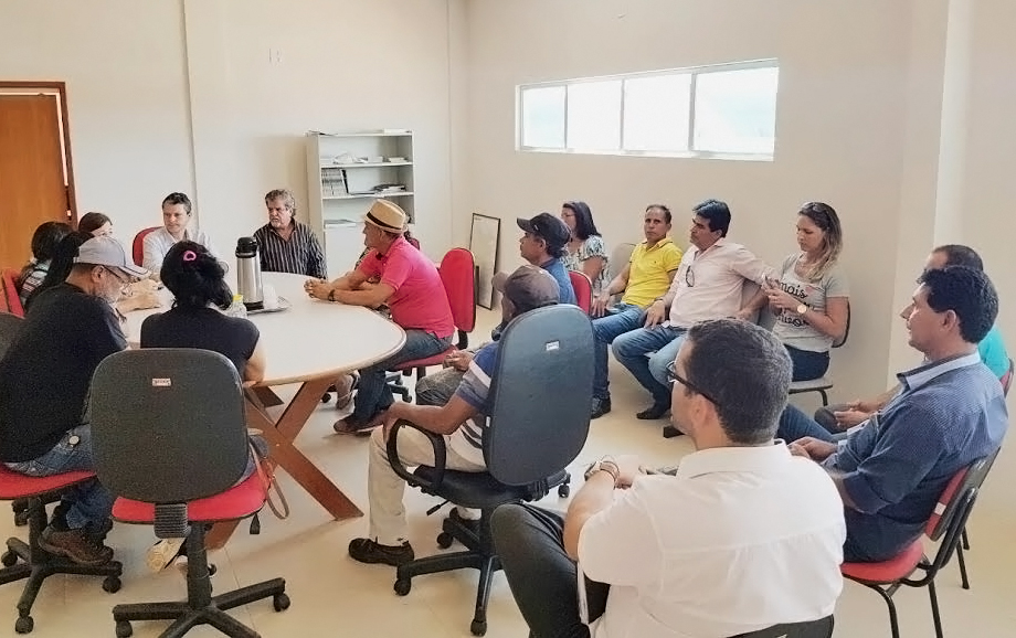 Caetité: Prefeito Aldo Gondim recebe feirantes em seu gabinete