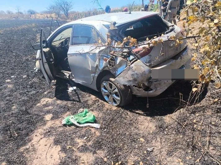 Mulher fica ferida após capotar carro na BR‑030, em Palmas de Monte Alto
