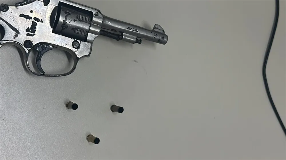 Homem confessa disparos e é preso com revólver em Carinhanha