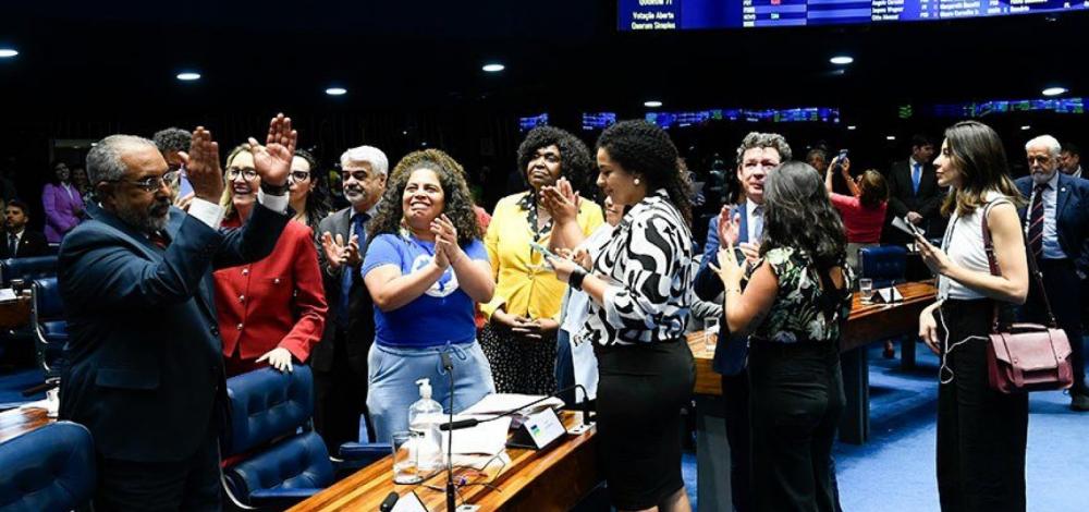 Senado aprova mudanças na Lei de Cotas, reduz renda máxima para matrícula e inclui quilombolas