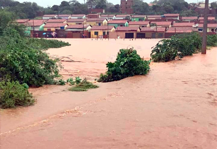 Chuva forte alaga ruas, inunda casas e deixa famílias desabrigadas em Igaporã