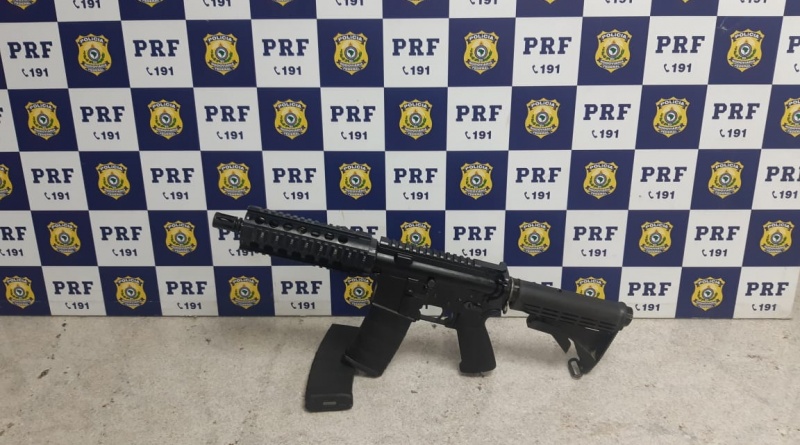 Região: PRF apreende fuzil e carregadores escondidos em compartimento secreto de veículo