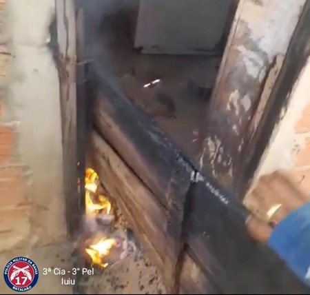 Iuiú: Mulher é presa após se trancar com filha em quarto e atear fogo em casa