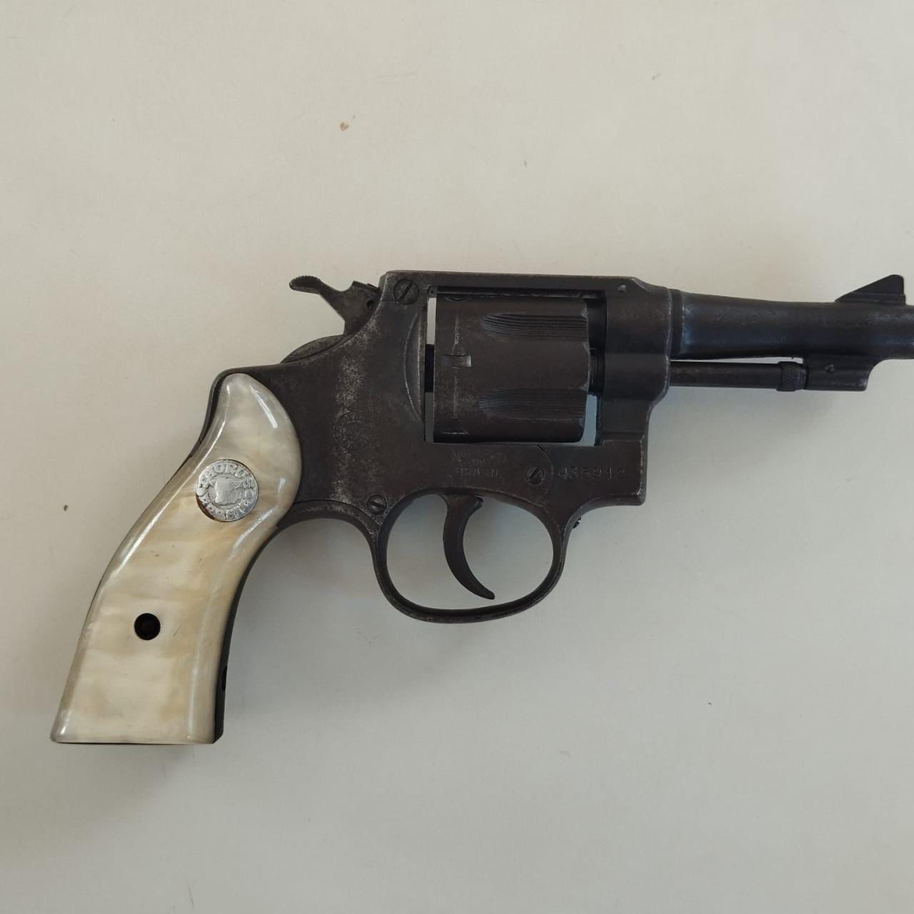 Homem é apreendido com arma de fogo durante discussão em bar de Caculé