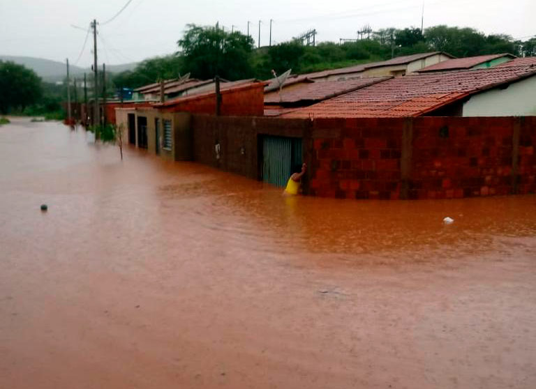 Chuva forte alaga ruas, inunda casas e deixa famílias desabrigadas em Igaporã