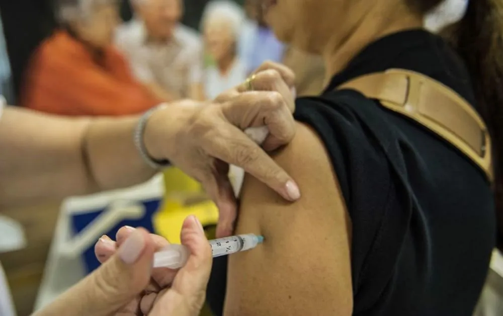 Gripe chega mais cedo e acende alerta para vacinação no Brasil