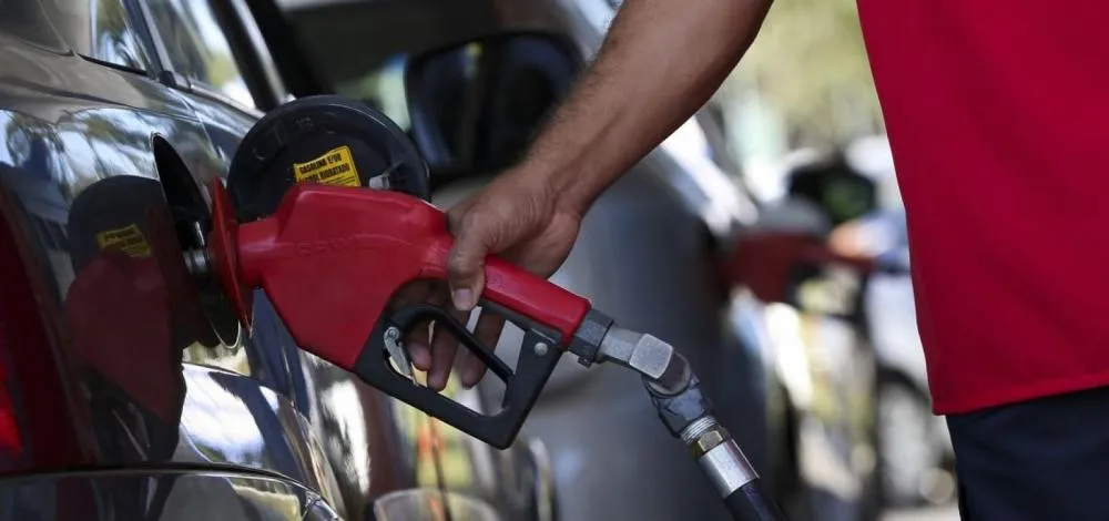 Governo reduz impostos da gasolina e amplia subsídios aos combustíveis