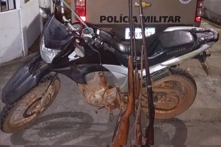 Homem é preso por violência doméstica e PM apreende armas e moto roubada na zona rural de Brumado