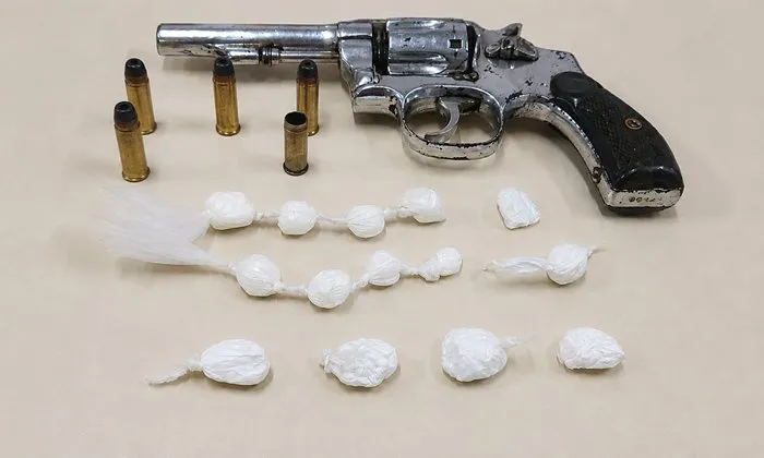 Jovem é preso com arma e cocaína durante ação da PM em Urandi