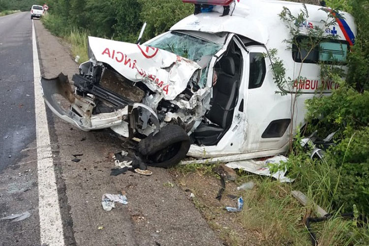 Motorista e duas pessoas ficaram feridas em acidente com ambulância de Lagoa Real