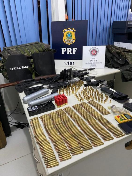 PM e PRF apreendem arsenal de guerra em cidade do sul da Bahia