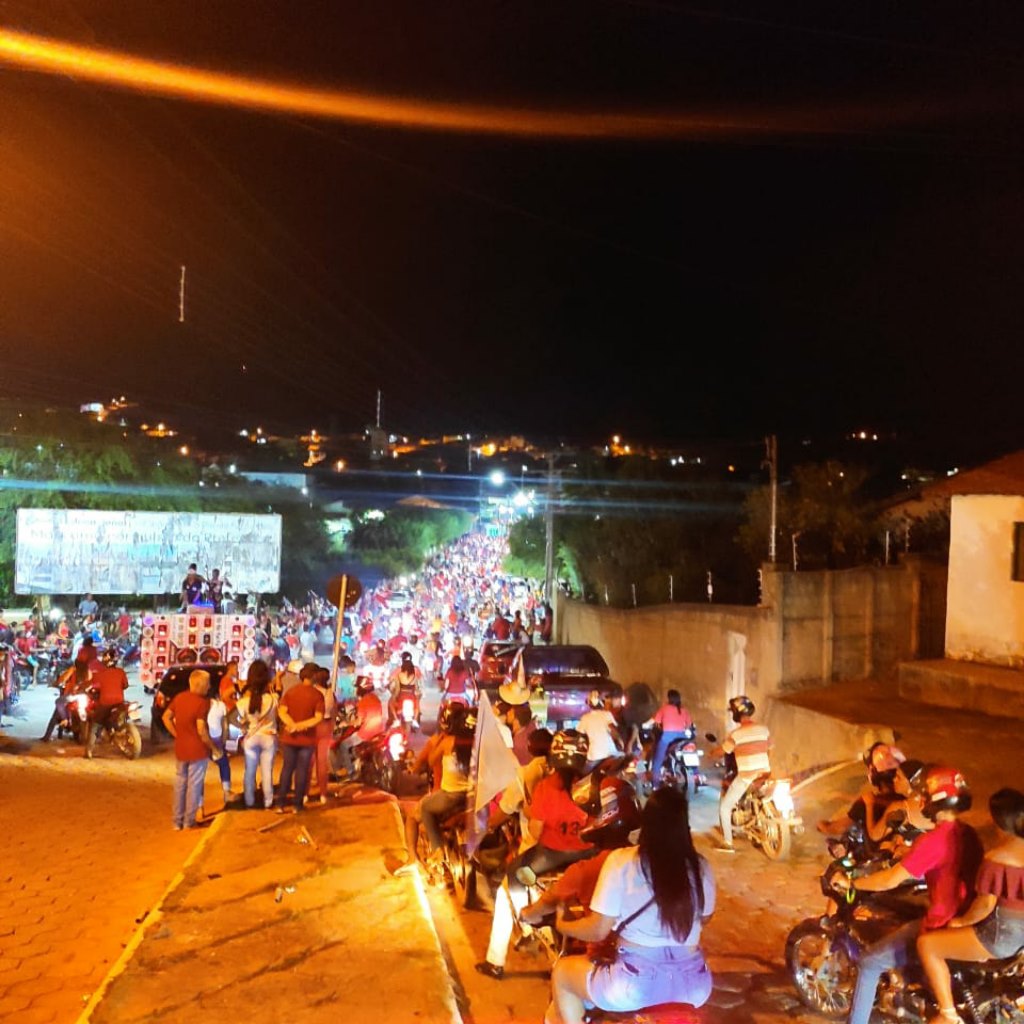 Apoiadores de Neto, candidato a prefeito de Igaporã, realizaram carreata com mais de 700 carros na cidade