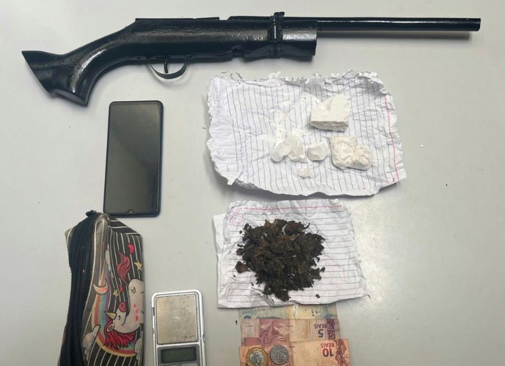 Casal é preso por tráfico de drogas e abandono de incapaz em Livramento