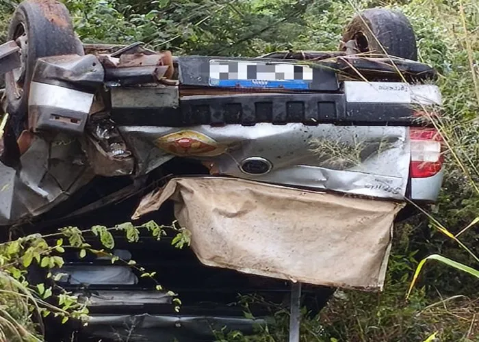 Duas pessoas ficam feridas após carro capotar na BR‑030, em Caetité