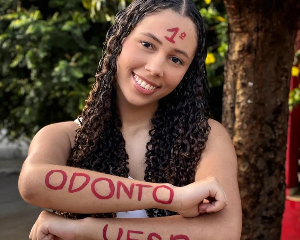 Estudante de Caculé conquista 1º lugar em Odontologia na UESB