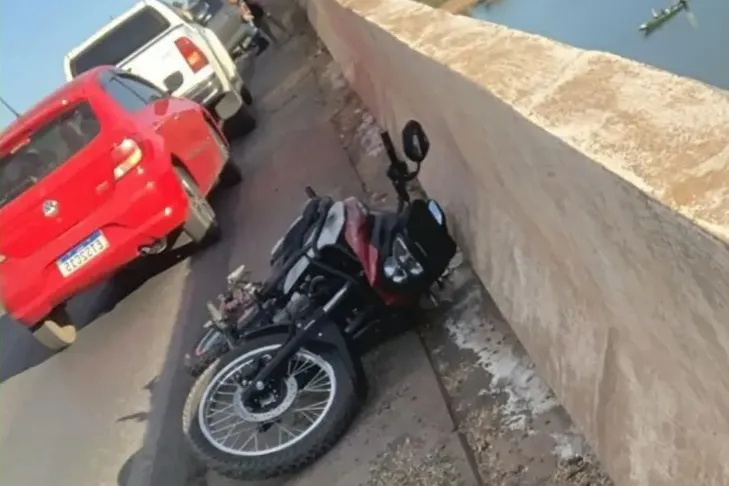 Motociclista morre após bater em carro e cair de ponte sobre o Rio São Francisco, em Ibotirama